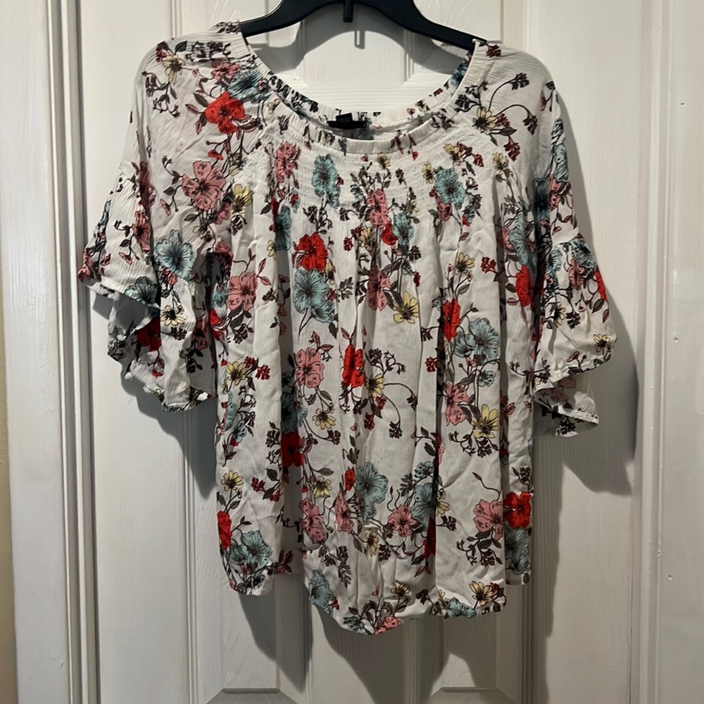 Women’s floral top, ruffle sleeve